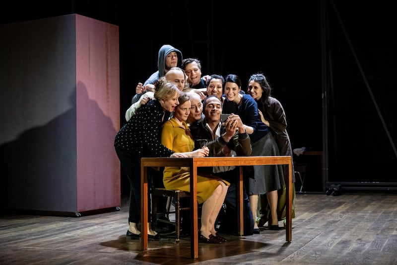 ”Min fantastiska väninna” känns som ett stort ”äntligen” i teaterutbudet. Allt klaffar – dramatiseringen, den konstnärliga visionen, regin och skådespeleriet”, skriver Dagens recensent.