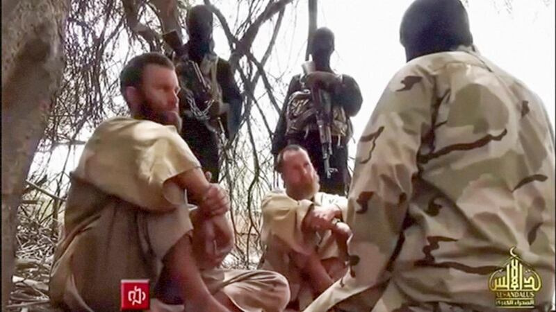 Kidnappad. Johan Gustafsson, som kidnappades 2011 i Timbuktu, visades förra året upp av Al-Qaida i en video varifrån den här bilden är hämtad. Johan Gustafsson sitter närmast i bild.