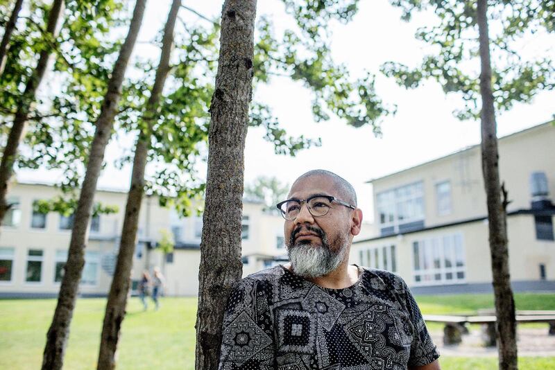 Mikael Hallenius på sin gamla skolgården.