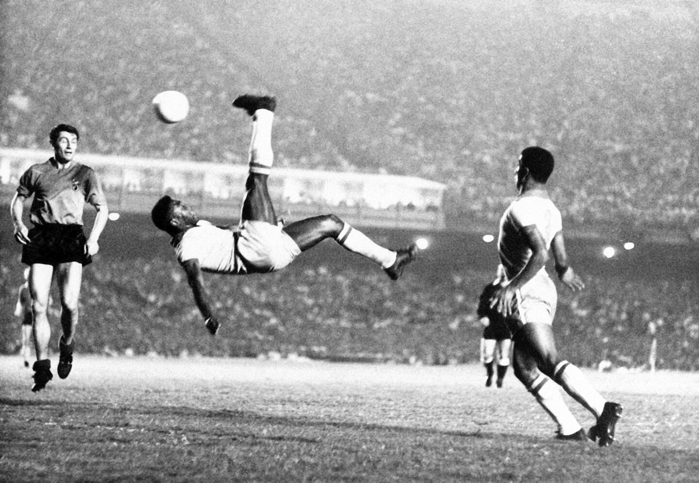 Pelé levererar en av sina oförglömliga sparkar under en vänskapsmatch mot Belgien 1968.