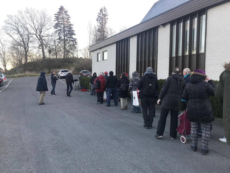 Kön till matkassarna utanför pingstkyrkan i Mölndal.