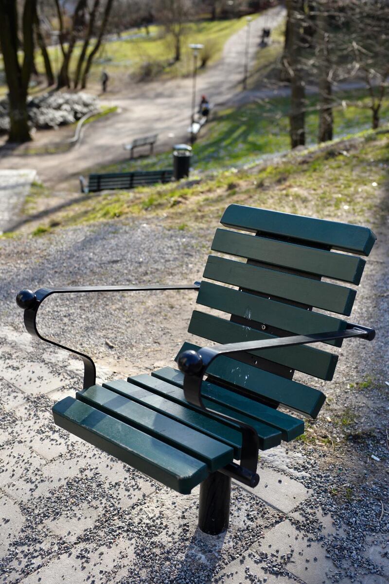 Design för egentid. Stolar i stället för bänkar i en park i Stockholm. För vissa är tiden med bara sig själv livsviktig medan andra kan uppleva det som stressande.