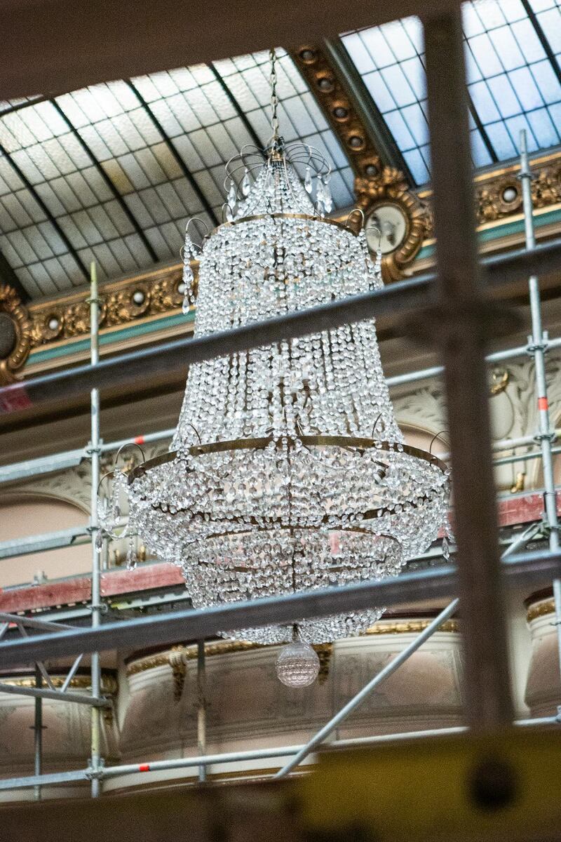 De stora kristallkronorna kommer även fortsättningsvis vara ett vackert inslag i kyrksalen.
