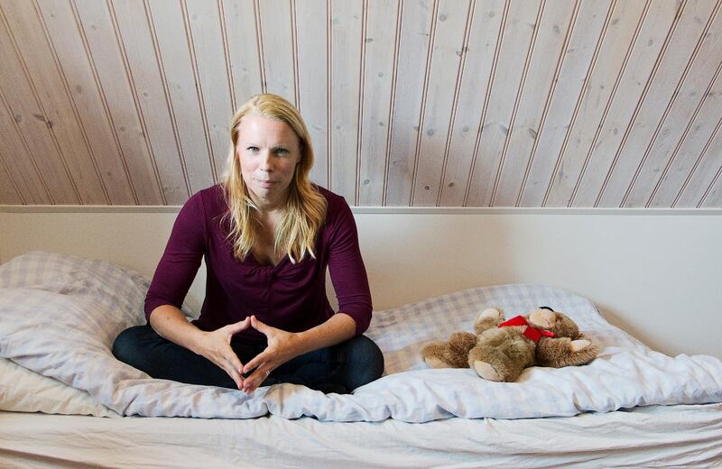 Deckaraktuell. Den 18 maj ges boken ”Ärren vi bär” ut, författaren Caroline Engvalls första deckare. Med boken vill hon lyfta fram verkligheten för unga sexoffer.