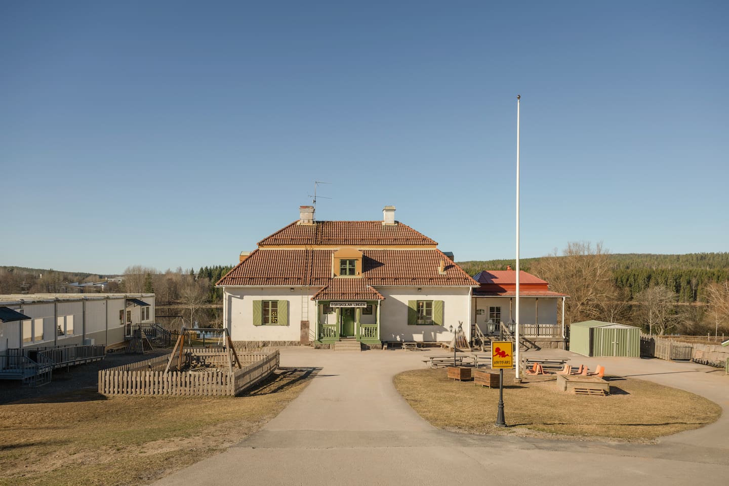 Svenska kyrkan har tagit över skola, vård och hotell i Fagersta vi träffar kyrkoherden Henrik Rydberg som är en drivande kraft.