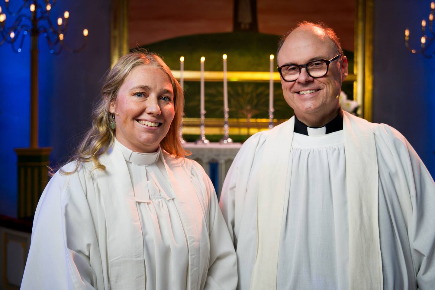 Komminister Emmalina Mattsson och kyrkoherde Rälg Göran Almegård medverkar i julottan från Järna kyrka i Västerdalarna.