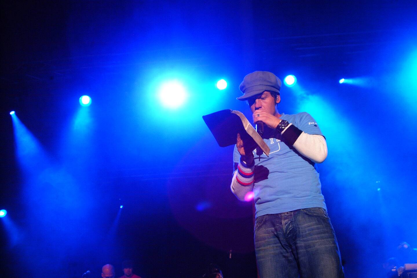 Toby Mac läser Bibeln på Torpkonferensen 2003.