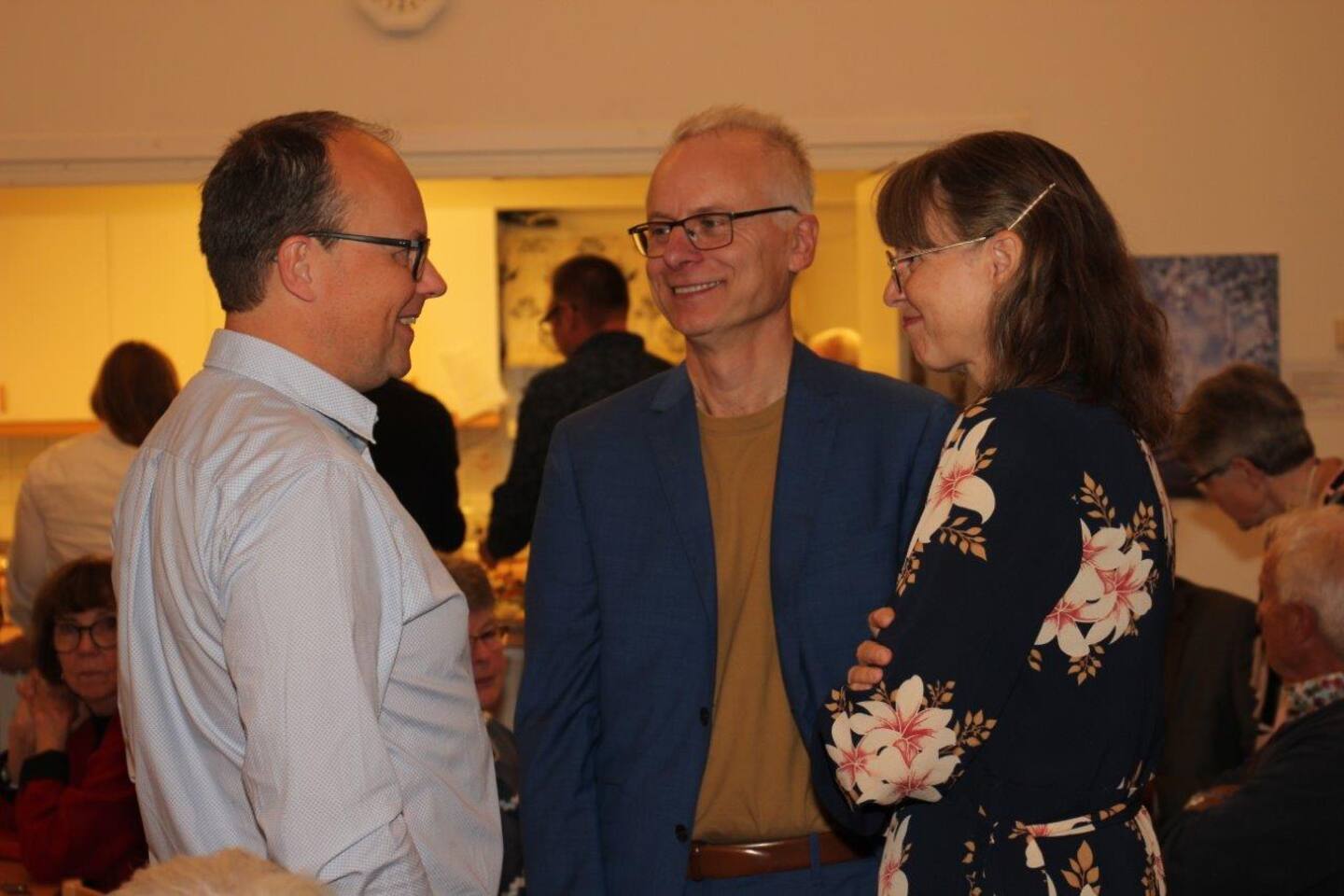 Tidigare pastorsparet under 1991- 1999 Birgit och Sverker Wadstein som
bor kvar i Kimstad nära Skärblacka mötte ungdomsledaren från åren 1992-1994 Anders Blixt från Gävle
på Jubileumsfesten.
