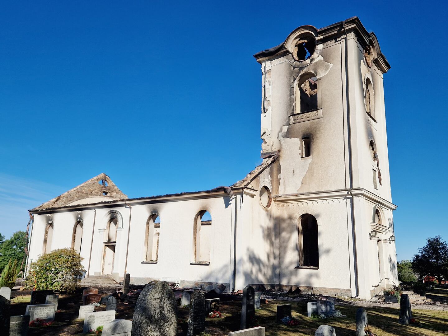 Vid lunchtid lördagen den 3 september började det brinna i Viås-Sjösås nya kyrka. Branden var omfattande och kyrkan är totalförstörd.
