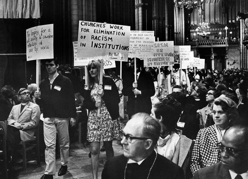 Demonstration i Uppsala domkyrka, under pågående världskyrkomöte, för fred och mot rasism.