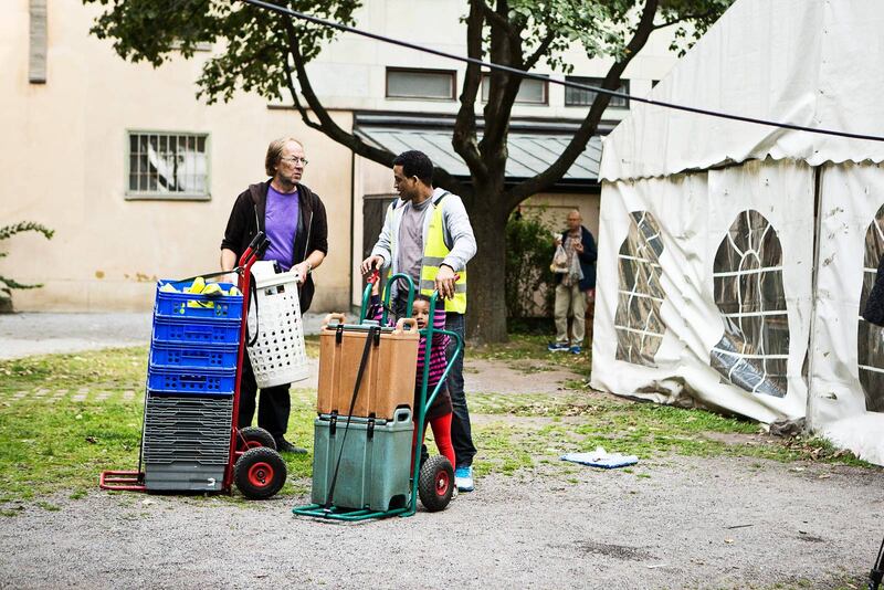 Volontärer som jobbar vid mattältet.