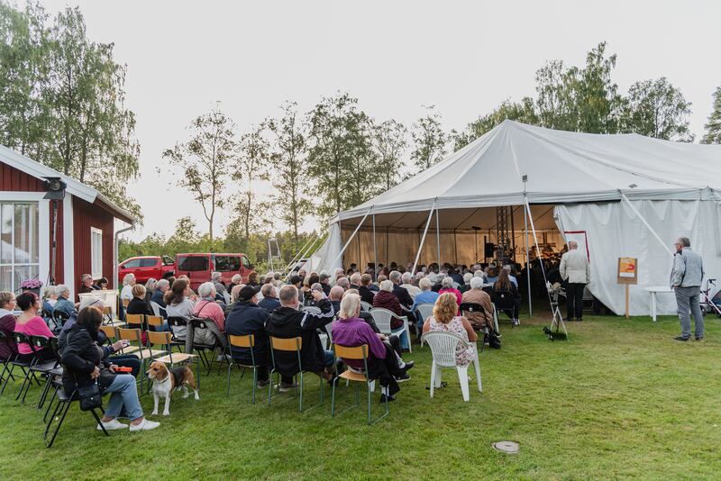 Målle Lindberg, 93, sjöng i Vekkelseteltet i Stockaryd tillsammans med Emilia Lindberg, Lindbergarna och Andreas Nielsen. (24 augusti 2023)