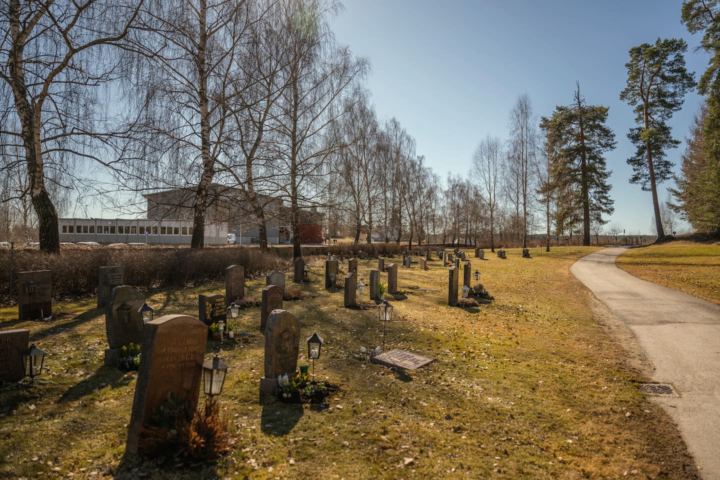 Svenska kyrkan har tagit över skola, vård och hotell i Fagersta vi träffar kyrkoherden Henrik Rydberg som är en drivande kraft.
