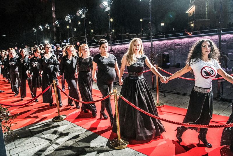 Ett tåg av skådespelerskor gör entré på Guldbaggegalan på Cirkus, hand i hand. Manifestationen är en fortsättning på uppropet #tystnadtagning.
