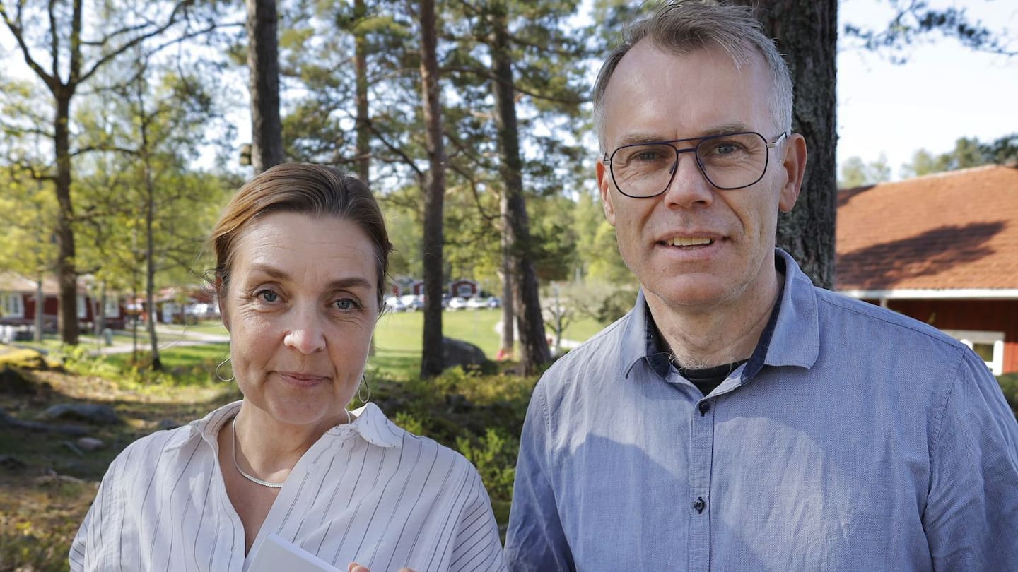Linalie Newman och Ingemar Forss med slutrapporten om samkönade relationer, på området vid Hjälmargården.