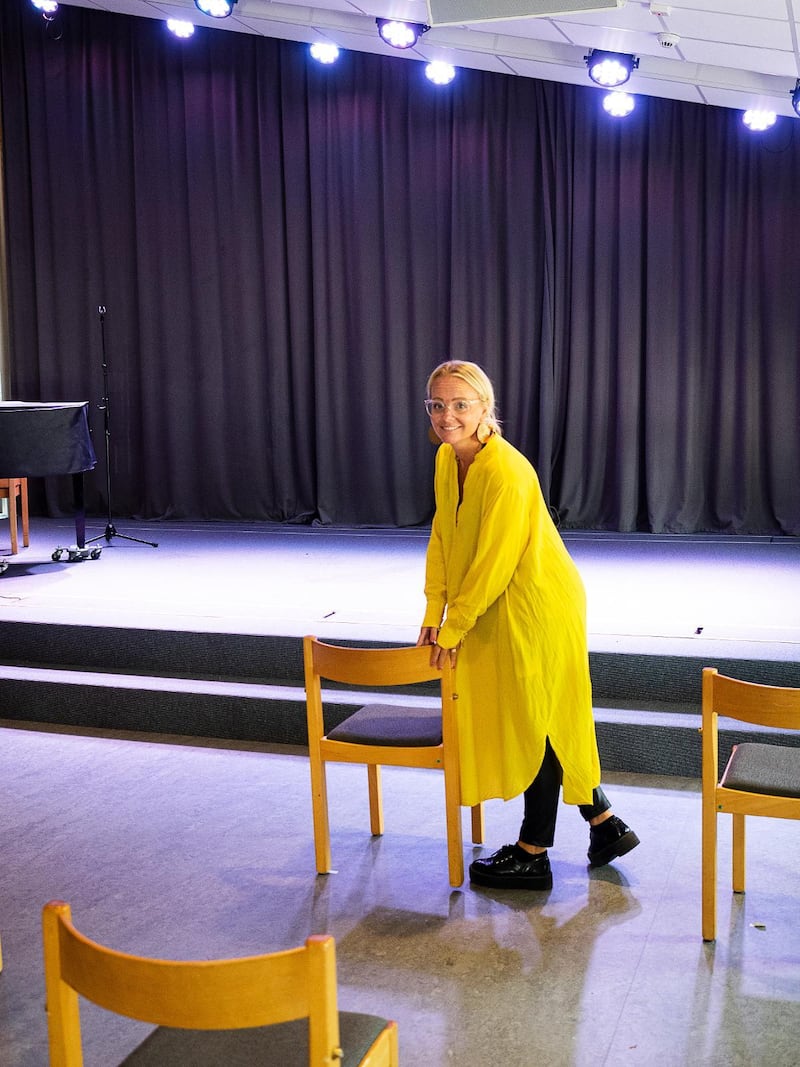 Pastor Anna-Kajsa Wahlin tittar till möbleringen i kyrkan.