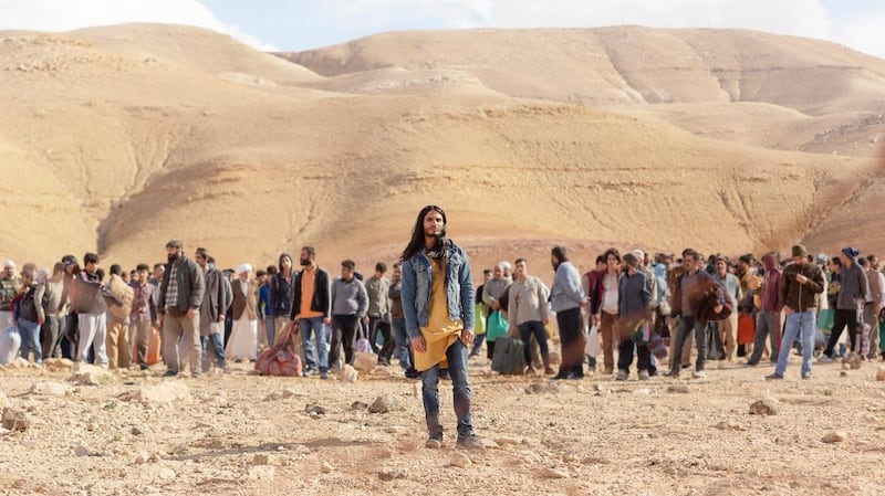 Mehdi Dehbi spelar huvudrollen i Netflix storsatsning ”Messiah”. Dagens Magnus Sundell gillar att tittaren själv tillåts tolka och dra sina egna slutsatser.