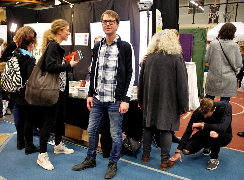 Joel Sjöberg är 41 år och har haft ett bokförlag under lång tid. Han har varit på dessa mässor under tio–tolv år, där han erbjuder gratisböcker och förbön.