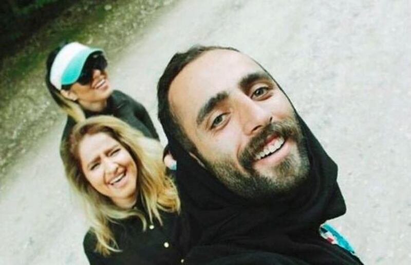 En av deltagarna i den iranska hijabprotesten: ”Ingen kan prata om frihet om han/hon stödjer idén om att begränsa andra människors frihet. Om bara hijab vore det enda problemet i vårt land, som myndigheterna vill få oss att tro. Det är som om de har hypnotiserat våra hjärnor med ett svart tygstycke. Jag hoppas på ett fritt, välmående och vältutbildat Iran.”