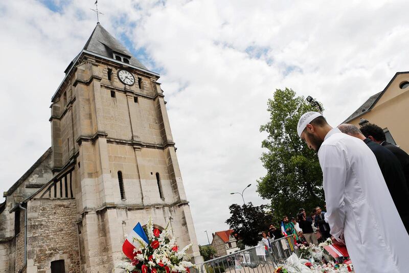 Muslimer hedrar mördad präst.