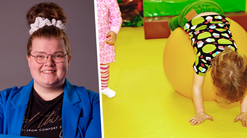 Martina Holmberg/TT Hanna Rothlin. Småbarn som leker med en stor boll.