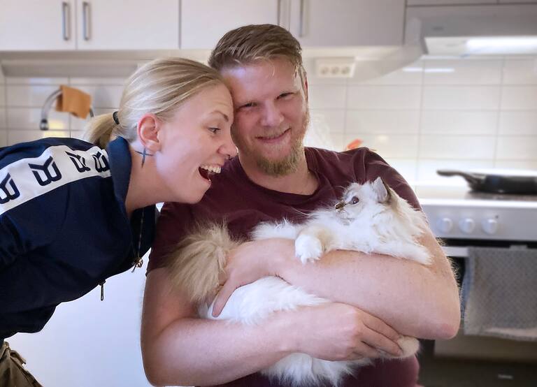 Jenny och Peter Krook i Sisjön utanför Göteborg busar med sin katt.