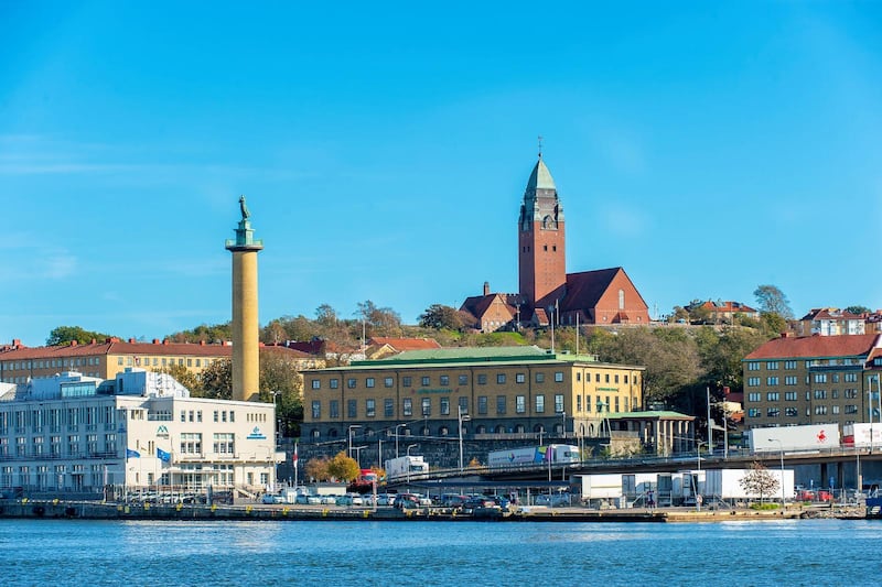 Masthuggskyrkan på Stigbergets klippa har beskrivits som "en av de mest urgöteborgska byggnaderna" och utgör tillsammans med Älvsborgsbron och sjömanshustrun, stadens silhuett.
