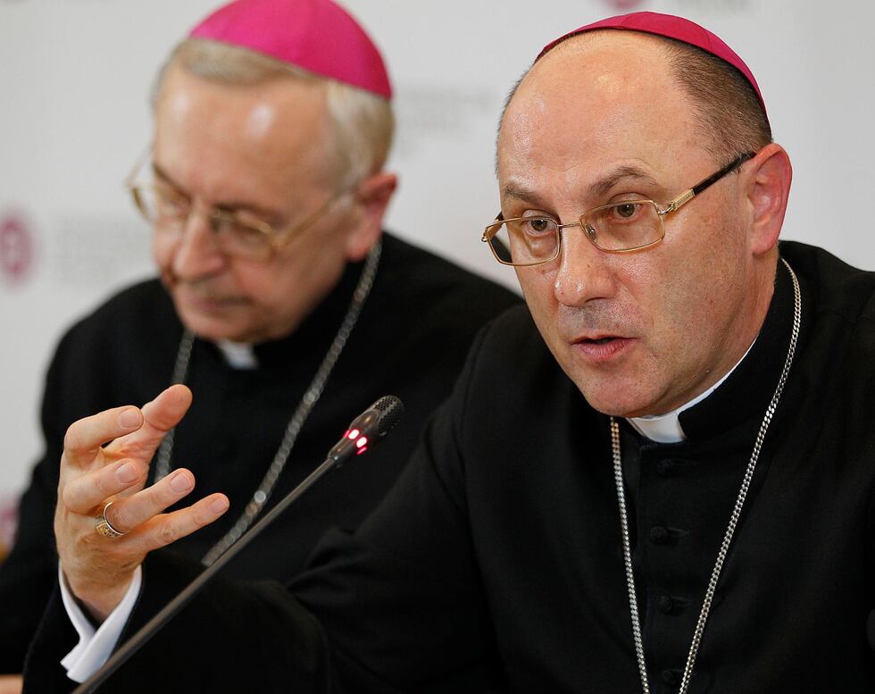 Czarek Sokolowski Ärkebiskop Wojciech Polak (t h) redovisar övergreppsstatistik inom Katolska kyrkan i Polen.