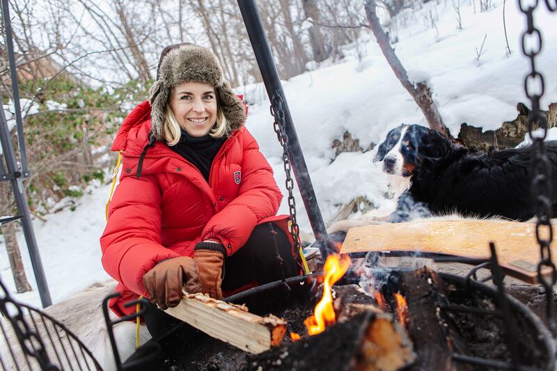 Präststuderande Erika Rosenbaum tävlar i "Ensam i vildmarken" på Discovery+.