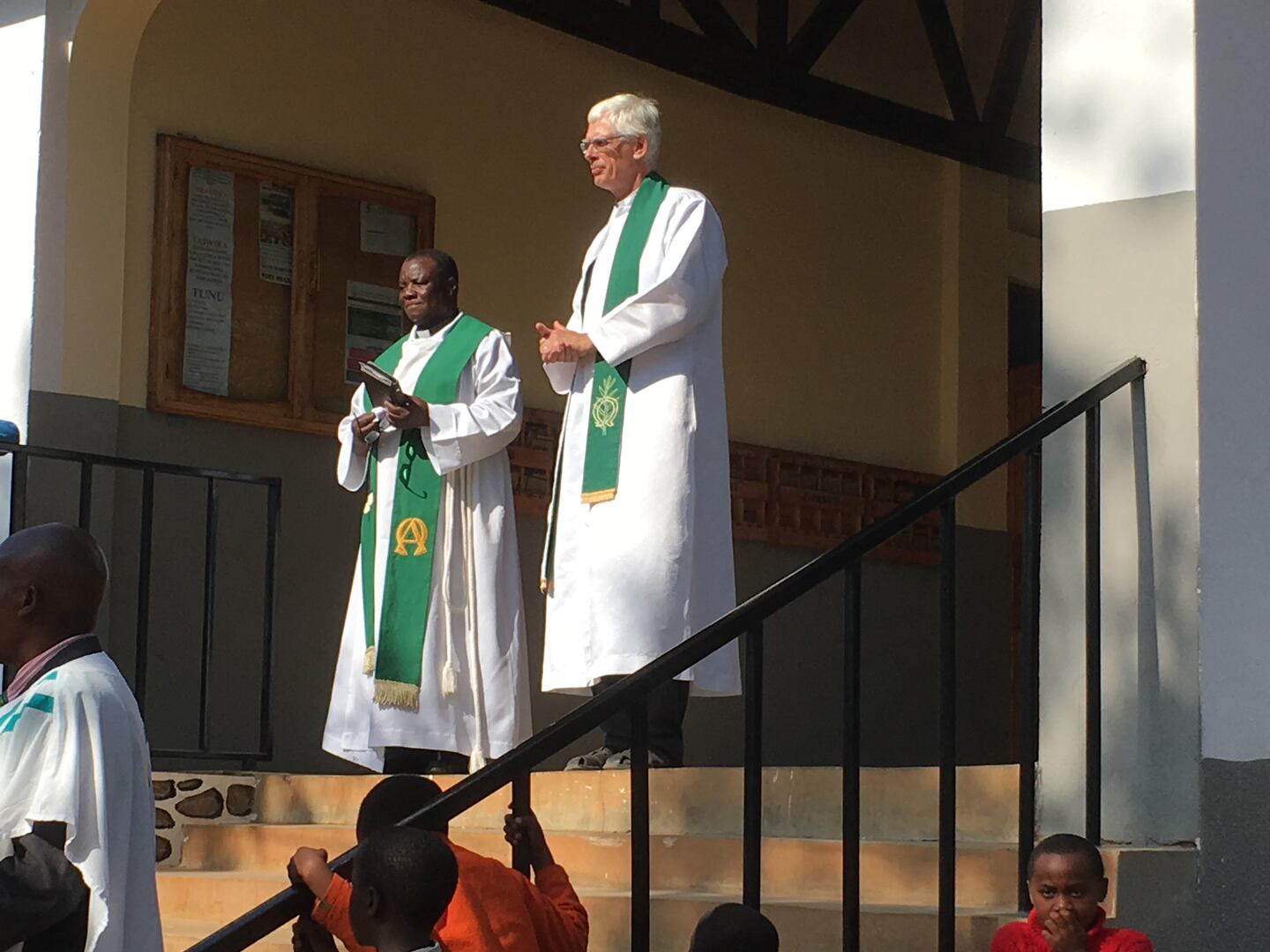 Jubilaren Stefan Holmström med vännen och kollegan Benito Madembo på kyrktrappan i Mkimbizi.