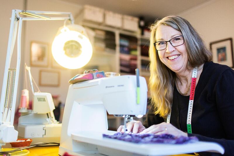 Birgitte Holmqvist syr om gamla kläder till nya.