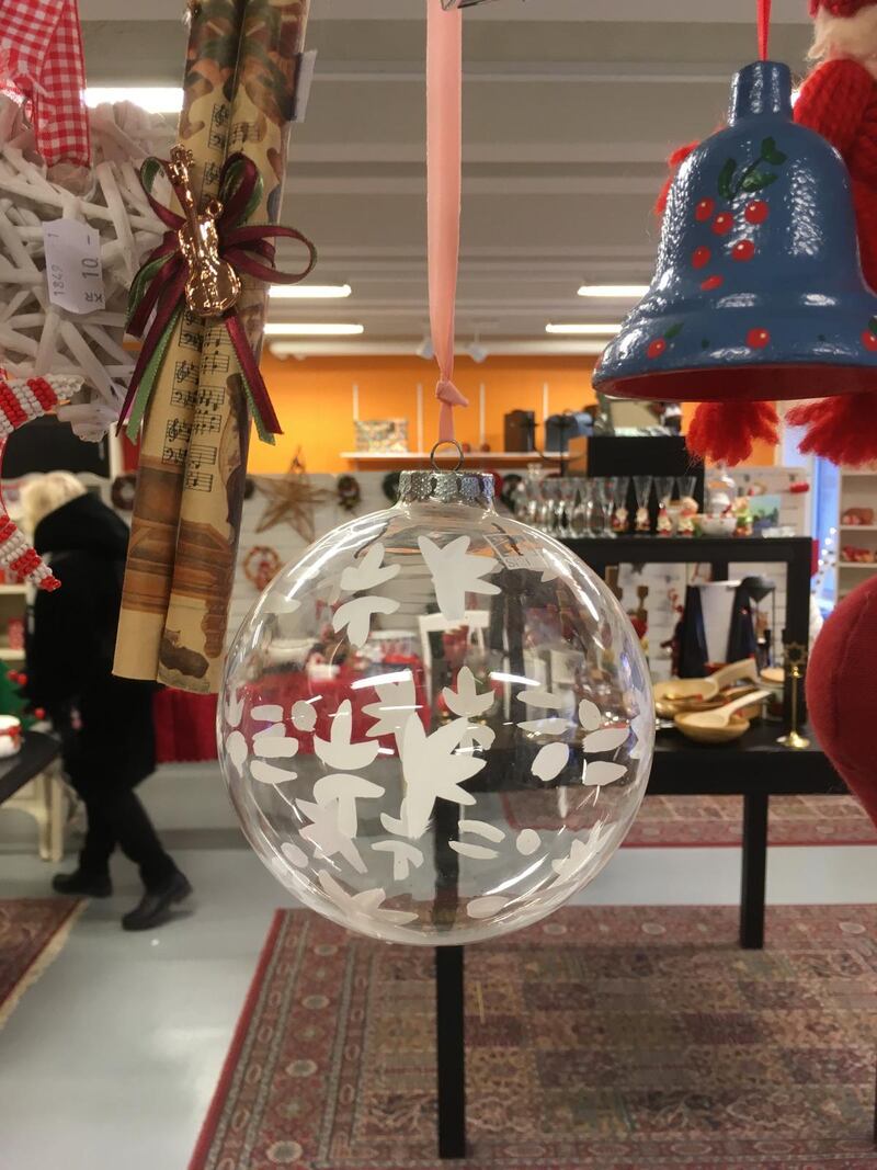 Begagnad julmarknad på Läkarmissionens second hand-butik. På dylika ställen går det att hitta det mesta i klapp- och pyntväg.