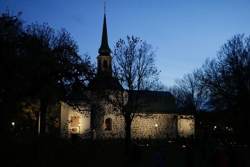 Bromma kyrka lyste upp i höstmörkret.