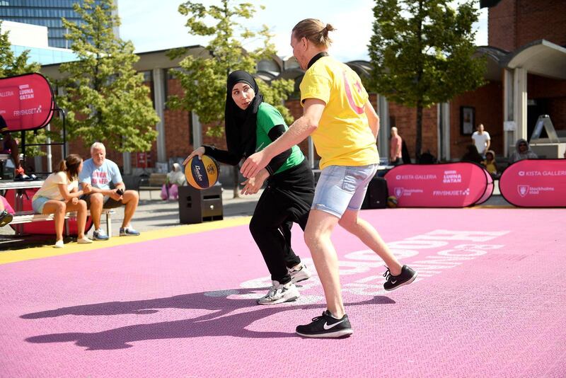 Tillbaka. Religionerna har kommit in i matchen. Tahani El-Haj Ibrahim och prästen Erik Öberg under ”Battle of beliefs” ett arrangemang i Stockholmsförorten Kista för att omkullkasta fördomar och minska motsättningar. I boken ”Gud: Återkomsten” pekar Joel Halldorf på hur religion åter tagit plats i det offentliga rummet.
