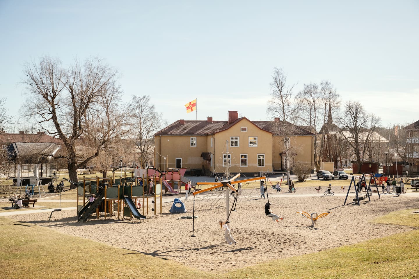 Svenska kyrkan har tagit över skola, vård och hotell i Fagersta vi träffar kyrkoherden Henrik Rydberg som är en drivande kraft.