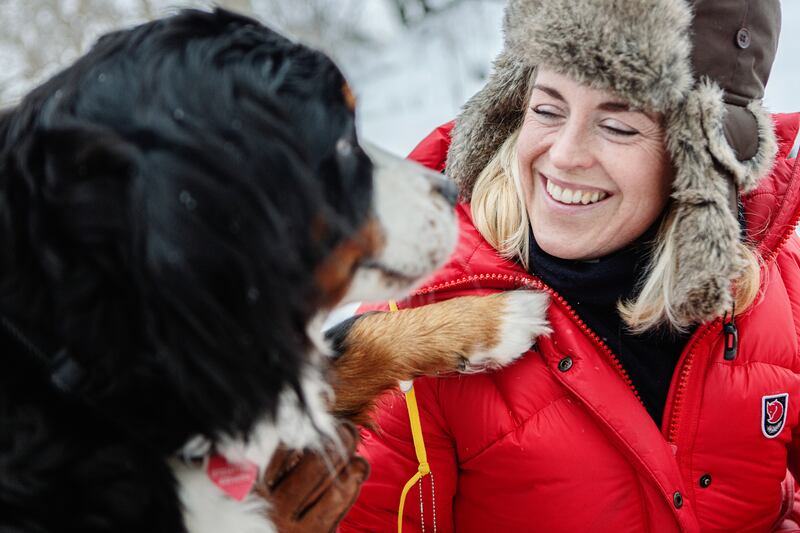 Präststuderande Erika Rosenbaum tävlar i "Ensam i vildmarken" på Discovery+.