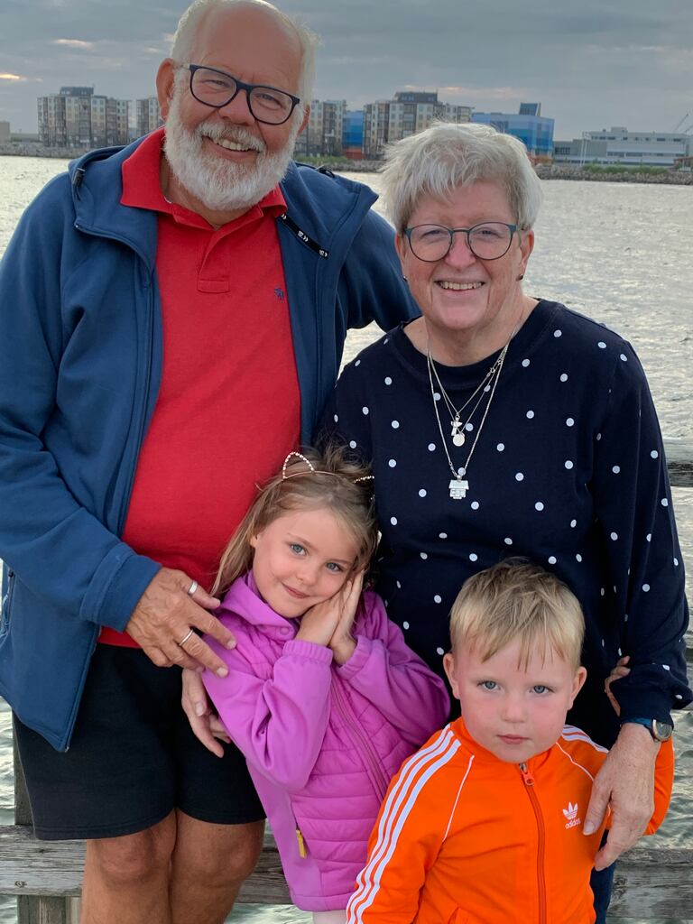Frank och Maywor Åkerman med barnbarnen Tyra och Arvid.