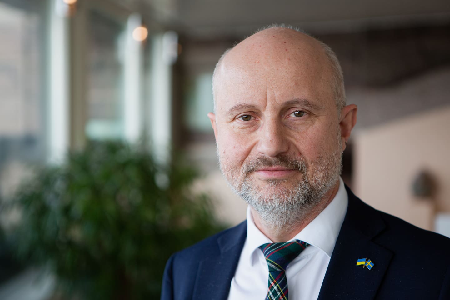 Stefan Olsson (M) och Vasiliki Tsouplaki (V) i ett samtal om vilket håll Svenska kyrkan lutar åt politiskt.