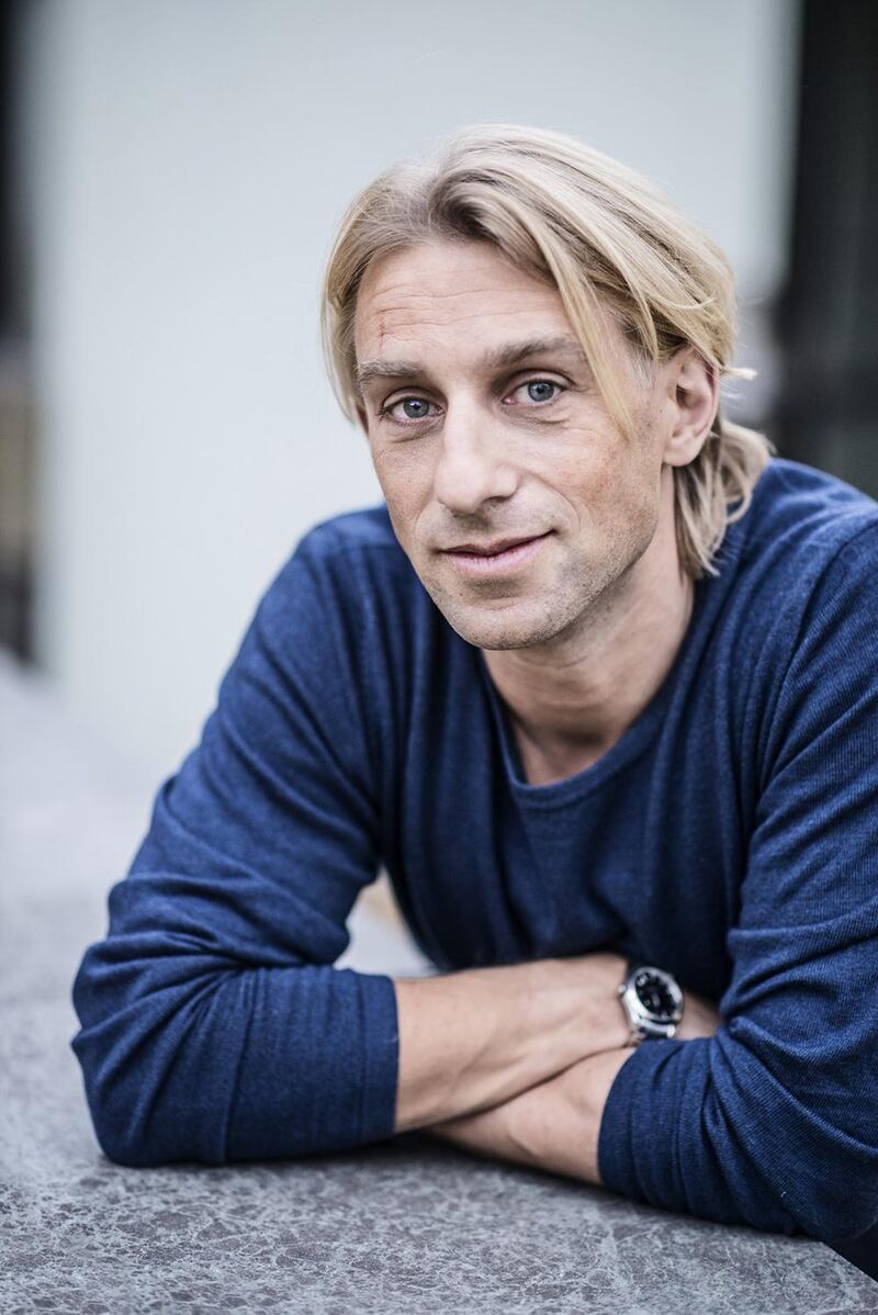 Anders Hansen är överläkare i psykiatri, civilekonom och författare. Han har bland annat skrivit böckerna Hälsa på recept, Hjärnstark och Fördel ADHD. 