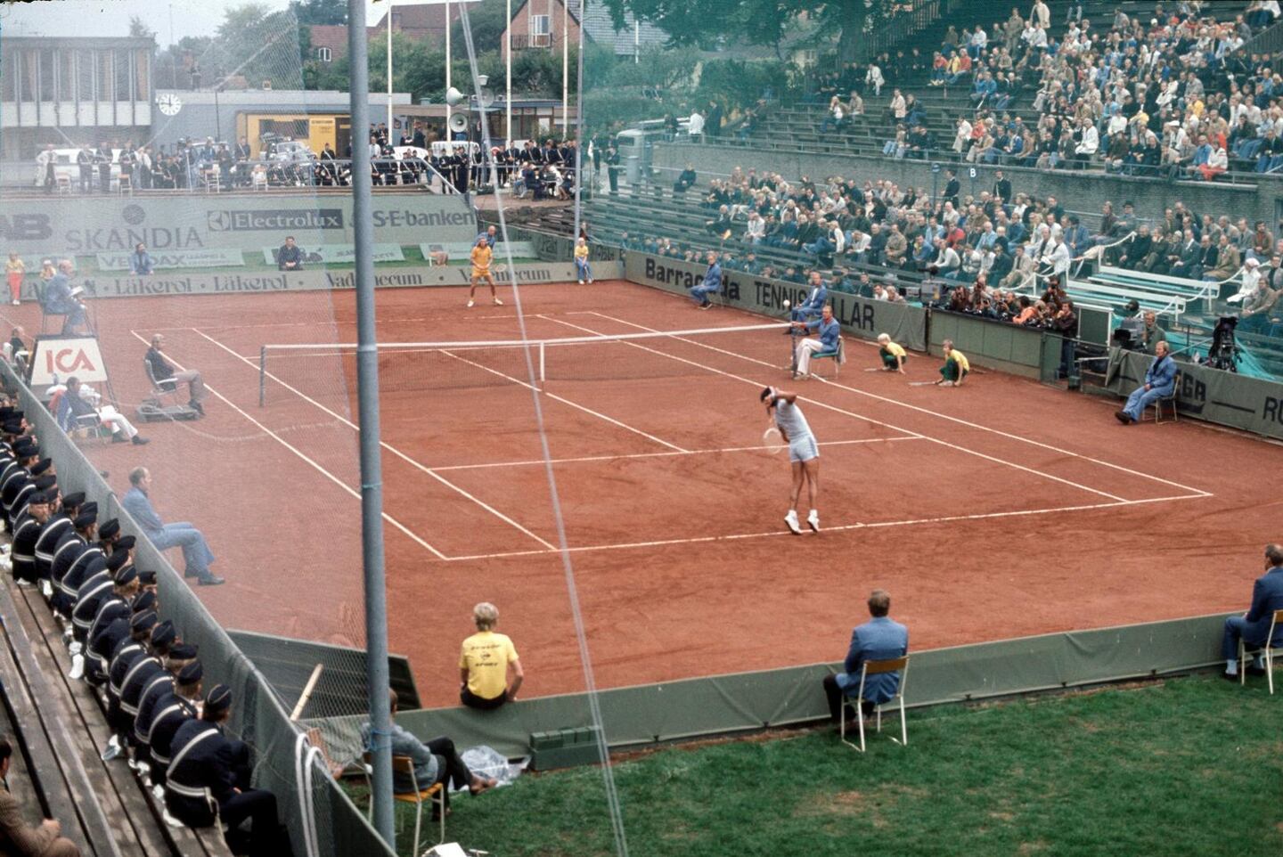 Björn Borg servar i matchen mot Chile som spelades inför publik och under hård polisbevakning.