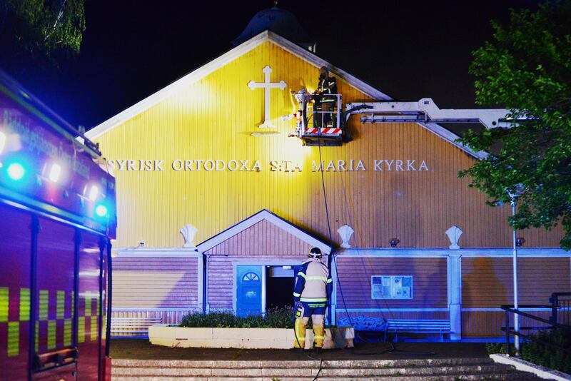 NORRKÖPING 20180806
Strax efter 02 natten till måndagen började Sankta Marias syrisk-ortodoxa kyrka i Norrköping att brinna. När räddningstjänsten kom till platsen brann det med öppna lågor på kyrkans fasad.
Foto: Niklas Luks / TT kod 10466 
*** BETALBILD ***
