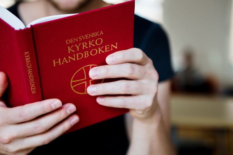 Den tidigare kyrkohandboken har använts i 31 år. Den nya, som nu godkänts, kommer troligen användas  tio år framåt.