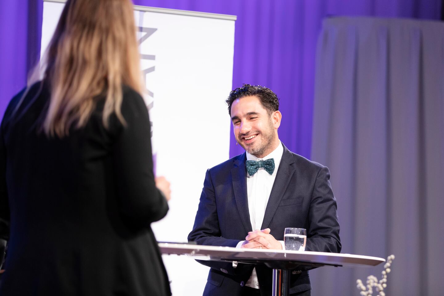 Ardalan Shekarabi (Socialdemokraterna) partiledarsamtal i Uppsala Pingst inför riksdagsvalet 2022.