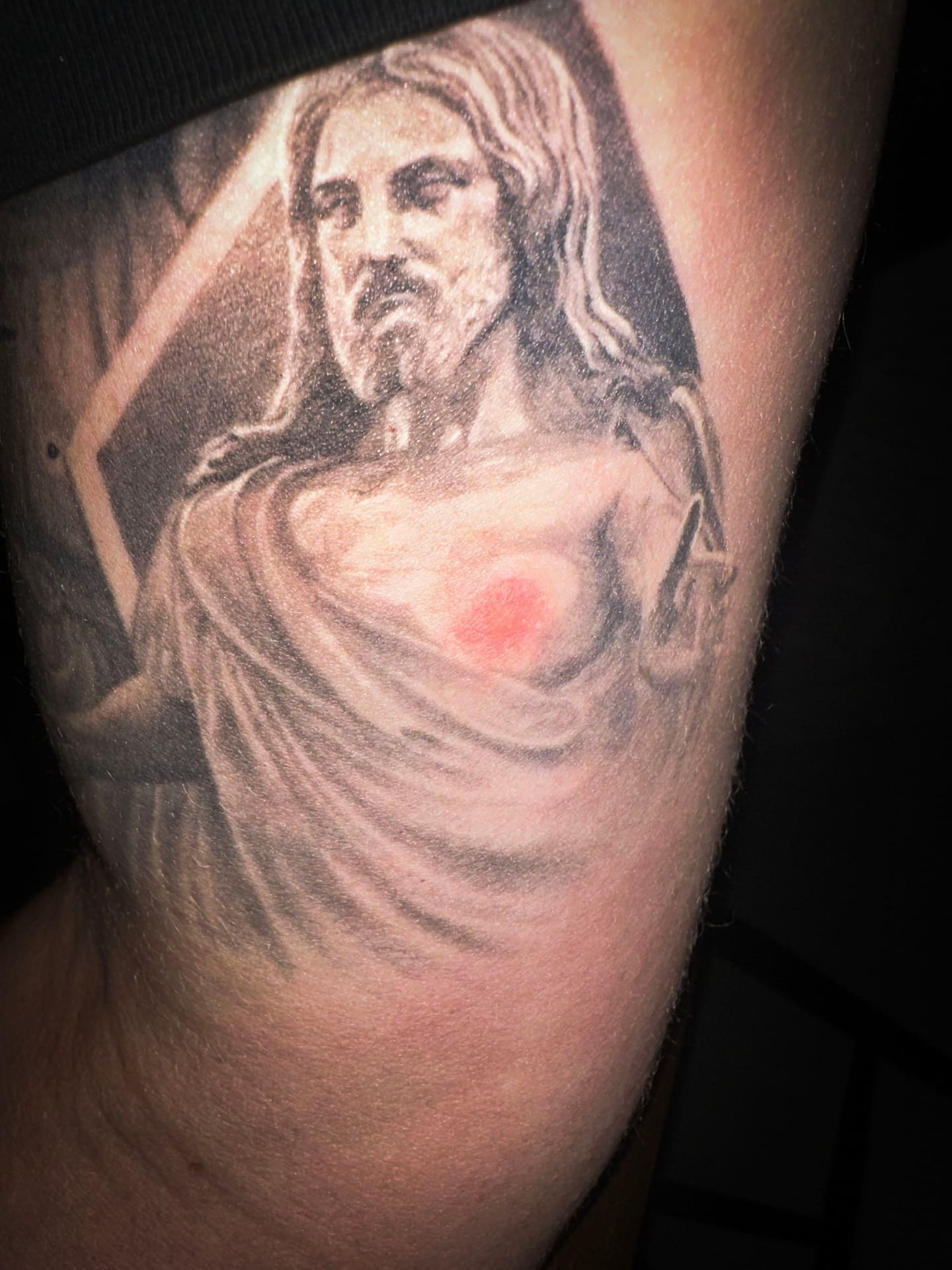 Rickard Liljero Erikssons Jesustatuering fick plötsligt ett rött märke precis vid Jesu hjärta. Det var kvar i en månad.