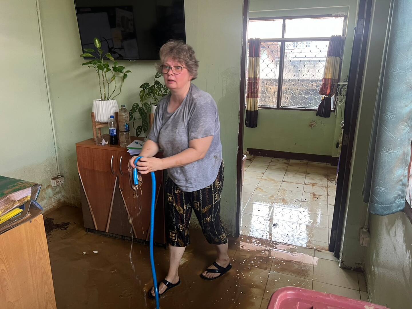 Gunilla Bun, utsänds som missionär till Thailand för Equemeniakyrkan, städar upp på kontoret efter översvämningen förra veckan.