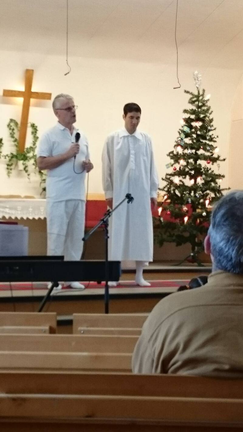 Här döps Abdulwahid Sadiqi för andra gången, ett sätt att övertyga svenska myndigheter att han är genuint kristen. 