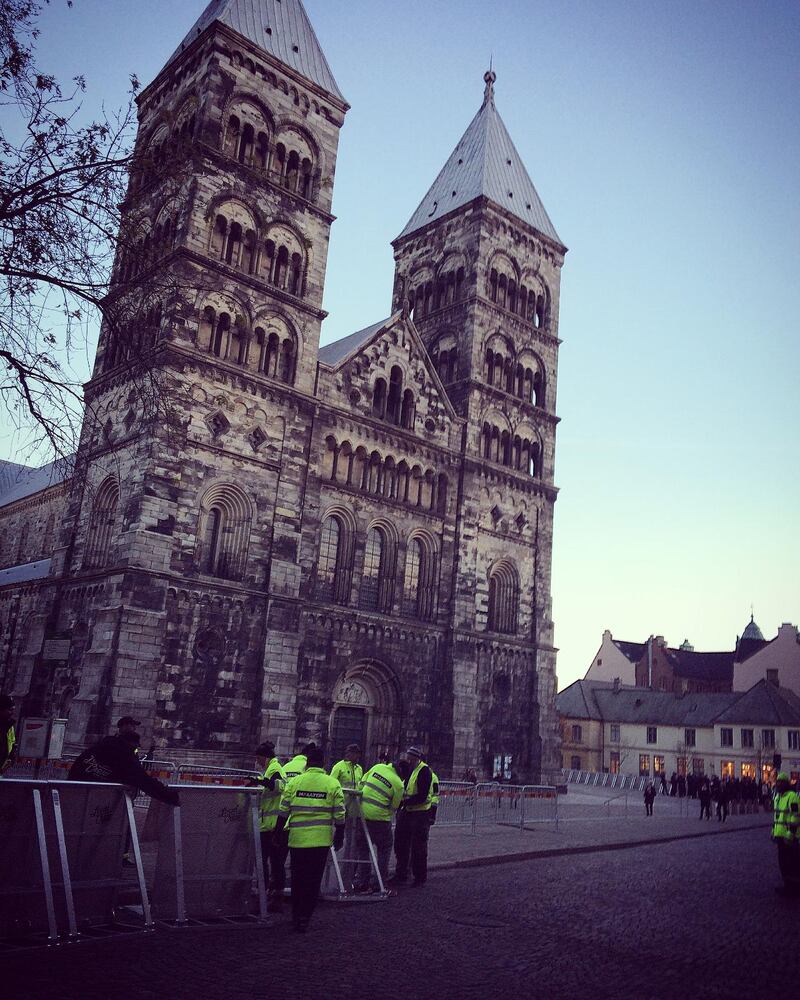 AVSPÄRRNINGAR. Domkyrkan i Lund spärras av, kvällen innan påvebesök. 