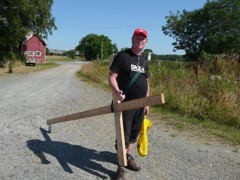 Alf Lax ger sig inte. Om ett par veckor ger han sig ut igen och vandrar med korset som följeslagare. Det är fjärde gången han på det sättet gör det kristna korset synligt i Sverige. Men den här gången gör han inte hela jobbet själv. Bilden från hans första korsvandring 2015.