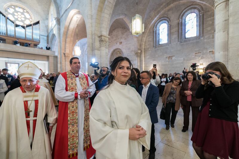 Det är hög stämning när Sally Azar som första palestinska kvinna vigs till präst i
den stora Frälsarens kyrka (Church of the Redeemer) i Jerusalem.