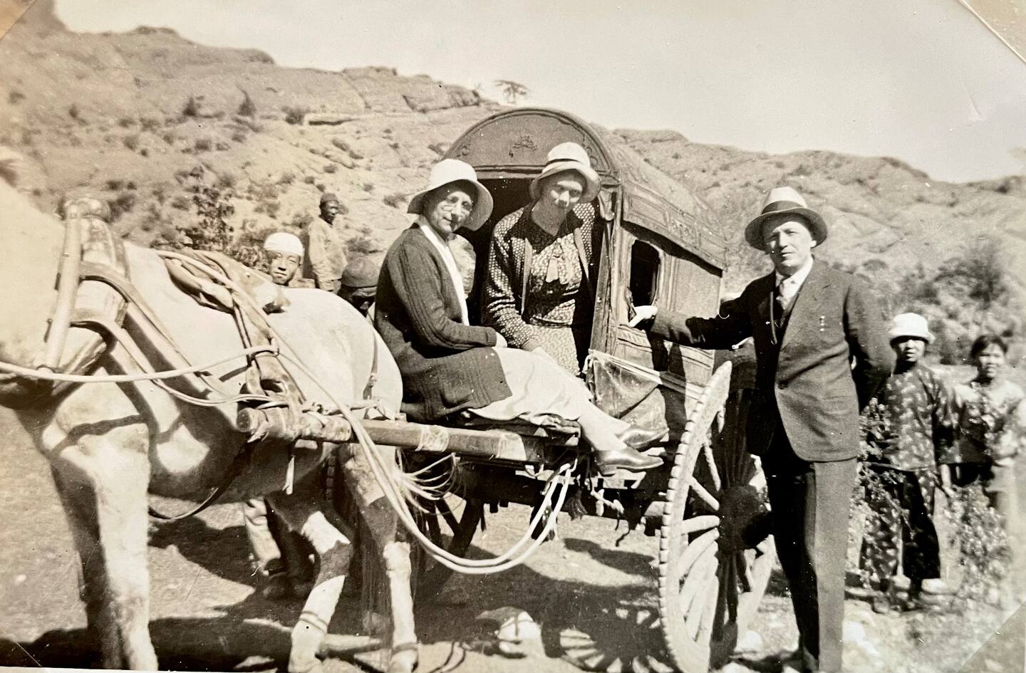 Mathilda Malmvall (sittande till vänster) på resa i Inre Mongoliet tillsammans med Filips syster Astrid och hennes make, missionären Arvid Almqvist.